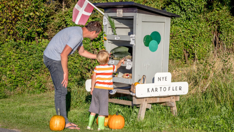 flyt til Bornholm og køb lækre fødevarer i de hyggelige vejboder