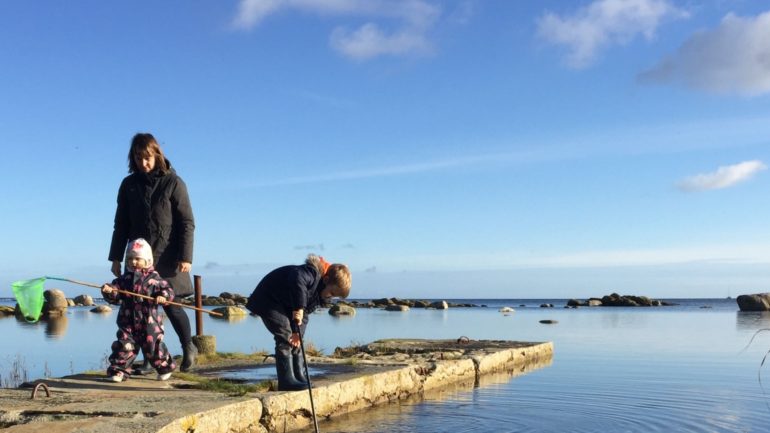 flyt til Bornholm og få tid til din familie, fx kan I fiske efter rejer og krabber på molen