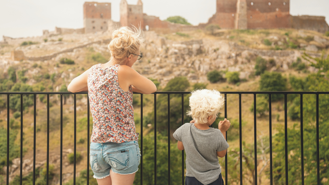 flyt til Bornholm og opleve Ekkodalens smukke blomster og klipper
